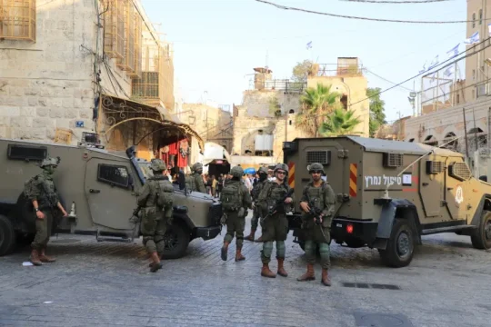 قوات الاحتلال الإسرائيلي اقتحمت عدة مناطق في مدينتي نابلس والخليل (وكالة الأناضول)