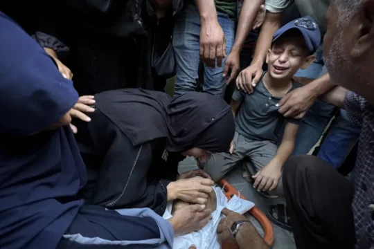 مجزرة بحق النازحين في خان يونس وعمليات نسف واسعة بحي الزيتون