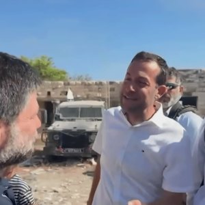 سموتريتش (يسار) قال إن إسرائيل ستعود إلى الأماكن التي أخلتها في الضفة الغربية وغزة