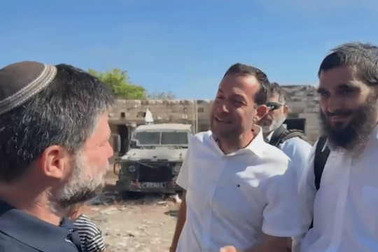 سموتريتش (يسار) قال إن إسرائيل ستعود إلى الأماكن التي أخلتها في الضفة الغربية وغزة