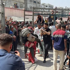 حرب غزة: 60 شهيدًا ومئات المصابين.. وارتفاع ضحايا التجويع إلى263