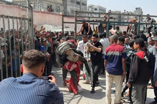 حرب غزة: 60 شهيدًا ومئات المصابين.. وارتفاع ضحايا التجويع إلى263