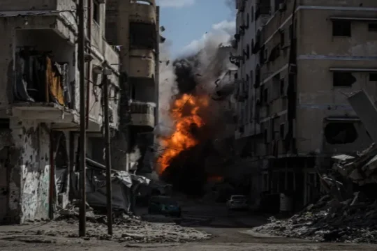 قصف غزة - مسؤول بالأونروا يحذر من سقوط الآلاف ومن تفاقم الأوضاع الإنسانية بمدينة غزة