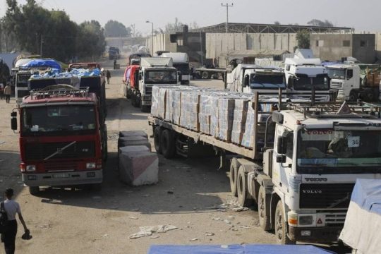 الاحتلال يعلن السماح بإدخال محدود لبضائع إلى تجار في غزة