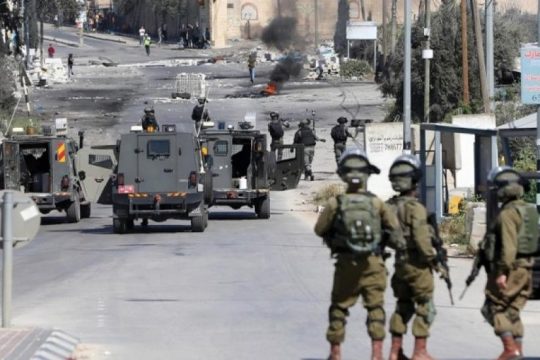 الاحتلال يفتش منازل في باقة الحطب شرق قلقيلية ويقتحم قرية حجة