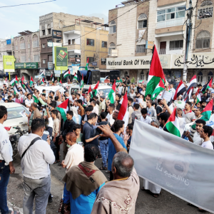 المسيرة جابت أكبر شوارع مدينة تعز وردد المشاركون هتافات تؤكد دعمهم لغزة وفلسطين