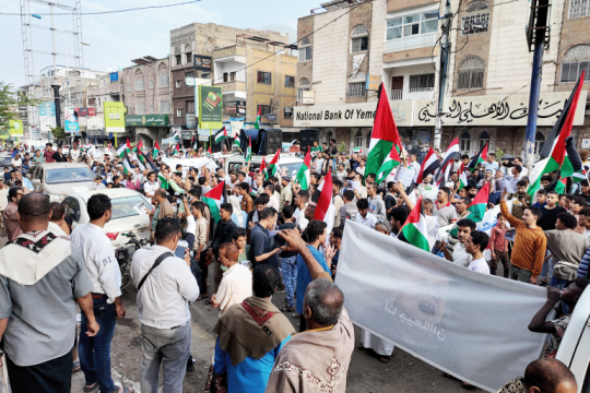 المسيرة جابت أكبر شوارع مدينة تعز وردد المشاركون هتافات تؤكد دعمهم لغزة وفلسطين