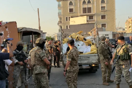 عباس يؤكد أهمية حصر سلاح المخيمات بيد الجيش اللبناني