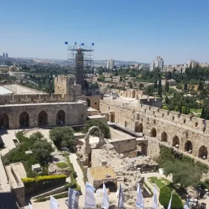 صورة عامة من أعلى قلعة القدس التاريخية وتظهر فيها المئذنة محاطة بسقالات ضمن أعمال ترميم (الجزيرة نت)
