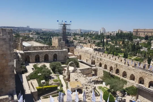 صورة عامة من أعلى قلعة القدس التاريخية وتظهر فيها المئذنة محاطة بسقالات ضمن أعمال ترميم (الجزيرة نت)