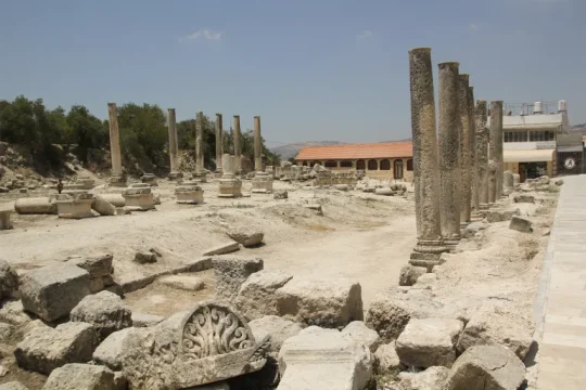 إسرائيل تقضم أراضي سبسطية وتسعى لتحويل إرثها إلى رواية توراتية