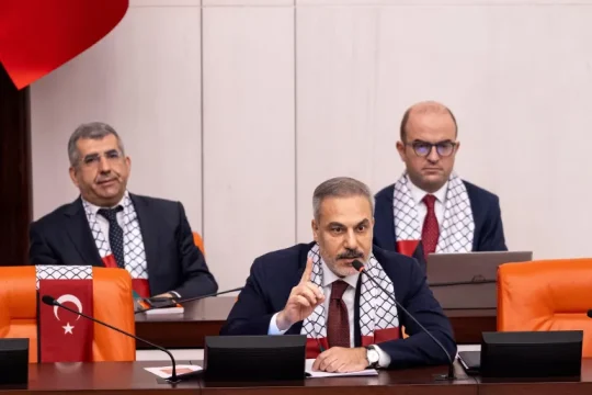 هاكان فيدان قال إن سياسات إسرائيل العدوانية تجاوزت غزة إلى القدس والضفة الغربية وسوريا وإيران ولبنان (رويترز)