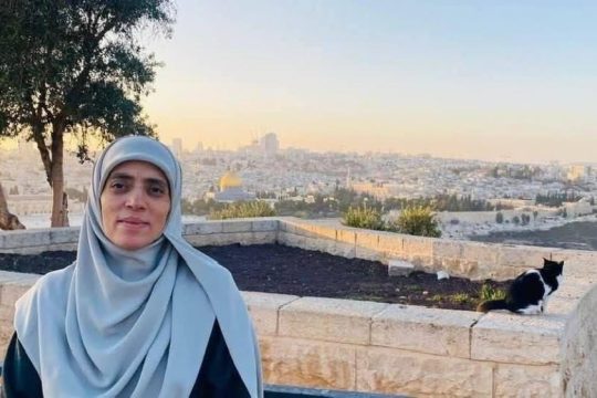 قوات الاحتلال تمنع المرابطة المقدسية خديجة خويص من دخول الضفة