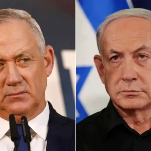 نتنياهو (يمين) يتمسك بشروط صفقة التبادل وغانتس يدعوه لإتمامها (رويترز)