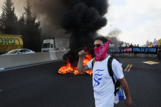 مظاهرات أمام منازل وزراء إسرائيليين وإغلاق طرقات للمطالبة بصفقة تبادل