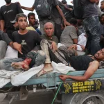 شهداء غزة - فلسطينيون ينقلون مصابا جراء قصف إسرائيلي قبل أيام قرب بيت لاهيا في غزة (الفرنسية)