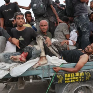 شهداء غزة - فلسطينيون ينقلون مصابا جراء قصف إسرائيلي قبل أيام قرب بيت لاهيا في غزة (الفرنسية)