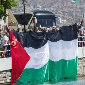الاحتجاجات تجبر إسرائيل على إجلاء موظفي سفارتها باليونان