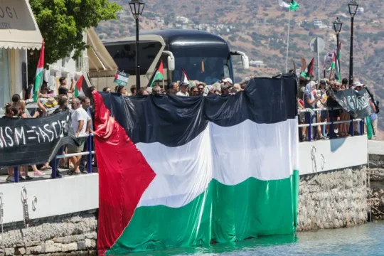 الاحتجاجات تجبر إسرائيل على إجلاء موظفي سفارتها باليونان