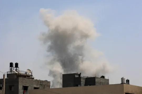 الاحتلال يقصف فريق تأمين المساعدات بدير البلح ومنزلا شمال غرب غزة