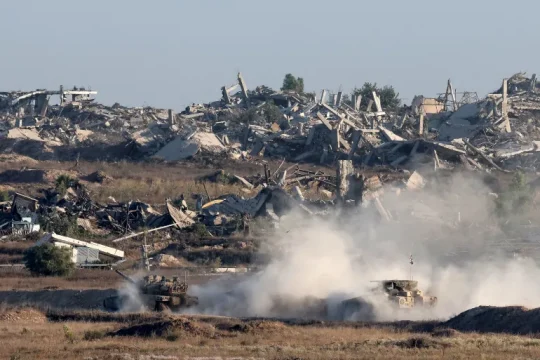 آليات عسكرية إسرائيلية تتحرك داخل قطاع غزة بالقرب من السياج الحدودي (الفرنسية)