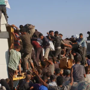 20 شهيدا وعشرات الجرحى بانقلاب شاحنة على طالبي مساعدات بغزة