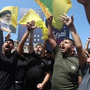احتجاجات الأهالي تدفع الموفد الأميركي لاختصار جولته في جنوب لبنان