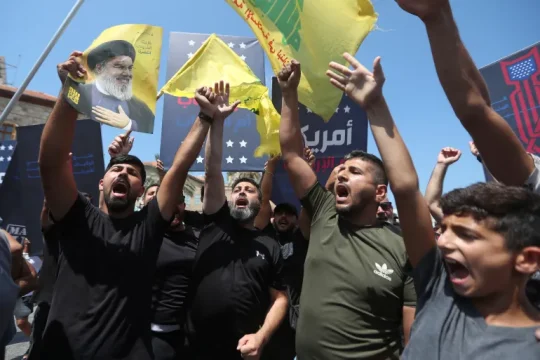 احتجاجات الأهالي تدفع الموفد الأميركي لاختصار جولته في جنوب لبنان