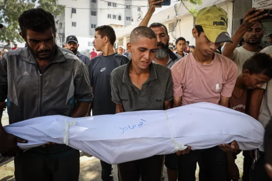 وفاة طفل جوعا بغزة وإصابة 900 ألف آخرين بسوء التغذية