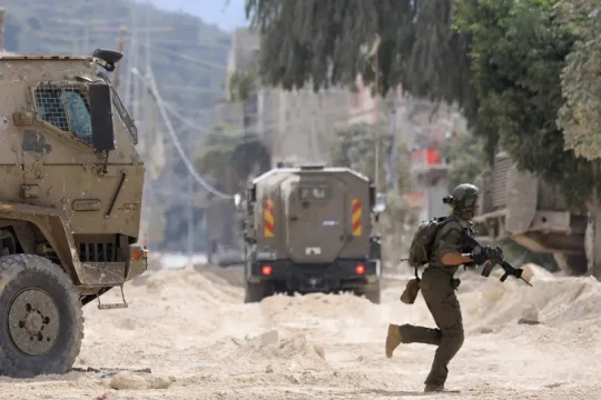 أفادت هيئة البث الإسرائيلية، بأن الكابينيت السياسي–الأمني الإسرائيلي سيناقش، الأحد المقبل، إلى جانب ضم الضفة الغربية، الاستيلاء على أموال من السلطة الفلسطينية، وإخلاء خان الأحمر، والمضي في خطوات رمزية في مناطق E1. يترافق التحرك الإسرائيلي، مع تقديرات بموجة اعتراف بالدولة الفلسطينية في أيلول/سبتمبر المقبل، بالتزامن مع اجتماع الجمعية العامة للأمم المتحدة كما ورد في نشرة هيئة البث، فإن الجيش الإسرائيلي يستعد لاحتمال حدوث تصعيد في الضفة الغربية خلال أيلول/سبتمبر، على خلفية فترة الأعياد اليهودية والاستعداد للتحركات الدبلوماسية المرتقبة من دول عدة للاعتراف بفلسطين. وتتوقع المنظومة الأمنية الإسرائيلية أن يؤدي ذلك إلى مزيد من التوتر، ما يستدعي تجنيد العديد من قوات الاحتياط في هذه الجبهة أيضًا. وعقد رئيس الوزراء الإسرائيلي بنيامين نتنياهو اليوم الجمعة، اجتماعًا لبحث بدائل للسلطة الفلسطينية في الخليل، لكن النقاش انتهى دون حسم. بعدما أفادت تقارير بأن نتنياهو يناقش فكرة "إمارة الخليل". وأوضحت القناة أن وزير المالية الإسرائيلي بتسلئيل سموتريتش، يقود هذه التوجهات من خلال مطالبته بإعلان السيادة في الضفة الغربية وتفكيك السلطة الفلسطينية كإجراءات ردعية، رغم معارضة الأجهزة الأمنية لهذه الخطوات. في المقابل، أيد وزير الخارجية جدعون ساعر فرض عقوبات دبلوماسية على الدول الداعمة للاعتراف، بما في ذلك إغلاق القنصلية الفرنسية في القدس. وأضافت القناة أن الوزراء سيُطلعون خلال الاجتماع على نتائج الاتصالات الأخيرة مع الوفد المصري، والتي انتهت دون إحراز تقدم في المفاوضات بشأن صفقة جزئية لإطلاق سراح "المخطوفين"، في ظل استمرار الفجوات بين إسرائيل والوسطاء مصر وقطر، حول المقترح الذي وافقت عليه حركة حماس. كما أشارت القناة إلى أن رئيس الحكومة الإسرائيلية بنيامين نتنياهو ناقش الأسبوع الماضي مع عدد من الوزراء الاستعدادات لموجة الاعتراف الدولية المتوقعة، فيما عبّر وزير الأمن القومي إيتمار بن غفير، الذي استُبعد من الجلسة، عن غضبه قائلا:"لا يريدون سماع انتقاداتي". ويترافق التحرك الإسرائيلي، مع تقديرات بموجة اعتراف بالدولة الفلسطينية في أيلول/سبتمبر المقبل، بالتزامن مع اجتماع الجمعية العامة للأمم المتحدة.