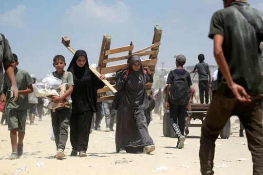 عشرات الشهداء والمصابين بقصف إسرائيلي يستهدف المجوعين بغزة