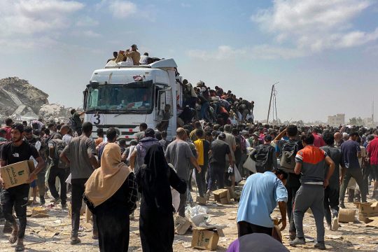 سائقو الشاحنات في غزة.. مهنة محفوفة بالموت والخوف اليومي