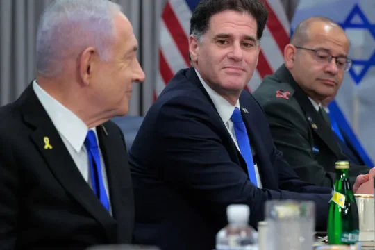 يسرائيل هيوم: رون ديرمر يعمل على مقترح صفقة شاملة تتضمن أبعادًا سياسية لإنهاء الحرب