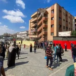 قصف إسرائيلي استهدف مجمع ناصر الطبي وسط مدينة خان يونس جنوبي قطاع غزة (الفرنسية)