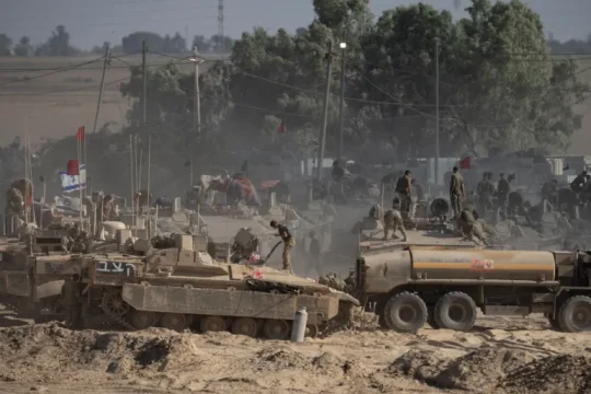 قوات إسرائيلية قرب حدود قطاع غزة (غيتي)