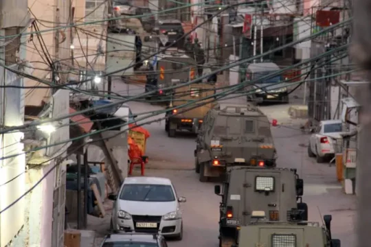 الاحتلال يقتحم قرى في الضفة والمستوطنون يستهدفون عائلة في الأغوار