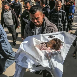 حرب غزة: 100 شهيد بالقصف و4 آخرون جرّاء التجويع في يومٍ واحد