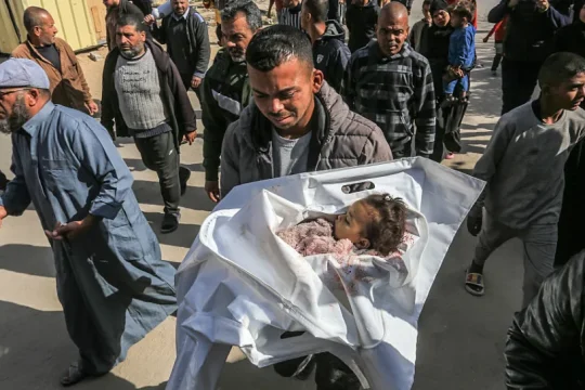 حرب غزة: 100 شهيد بالقصف و4 آخرون جرّاء التجويع في يومٍ واحد