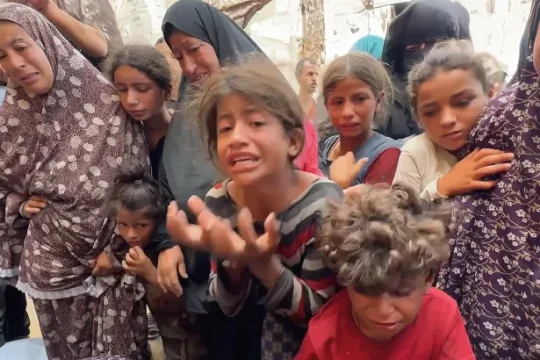 الاحتلال يهاجم مدينة غزة واستشهاد 110 أطفال مجوّعين