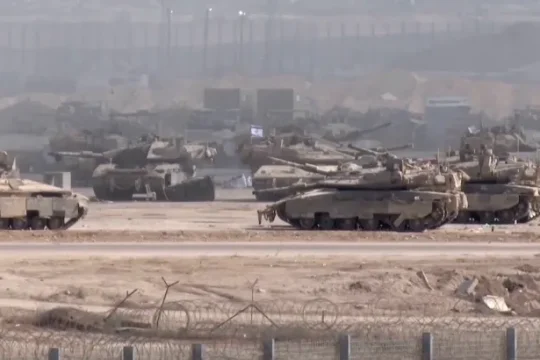 هآرتس: الجيش يدعم مفاوضات تطلق الأسرى قبل الهجوم على مدينة غزة