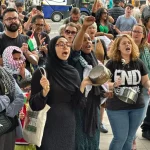 المتضامنون البريطانيون يتظاهرون عبر قرع الأواني الفارغة احتجاجا على حرب التجويع بغزة (المنتدى الفلسطيني في بريطانيا)