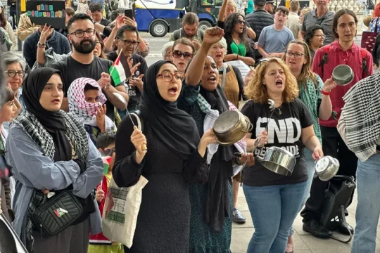 المتضامنون البريطانيون يتظاهرون عبر قرع الأواني الفارغة احتجاجا على حرب التجويع بغزة (المنتدى الفلسطيني في بريطانيا)