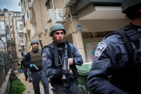 اعتقال شبان من نابلس بذريعة التخطيط لتنفيذ عملية في تل أبيب