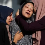 غزة تنعى عشرات الشهداء بنيران الاحتلال والتجويع