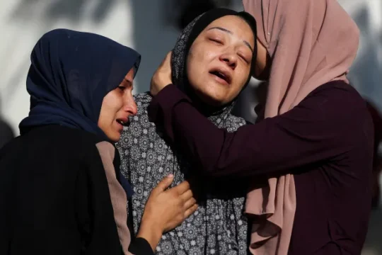 غزة تنعى عشرات الشهداء بنيران الاحتلال والتجويع