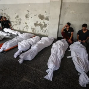 شهداء بقصف منازل واستهداف منتظري المساعدات في غزة