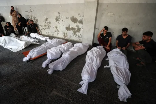 شهداء بقصف منازل واستهداف منتظري المساعدات في غزة