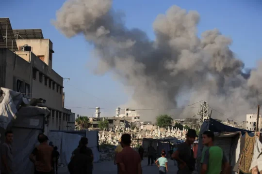 شهداء بغارات إسرائيلية مكثفة على خيام النازحين في غزة