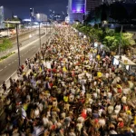اشتباكات عنيفة بين الشرطة ومتظاهرين بتل أبيب ومسلحون من اليمين يهددون