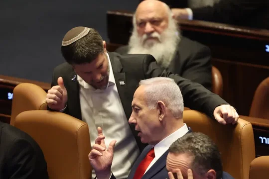 نتنياهو (يمين) متحدثا إلى سموتريتش خلال جلسة سابقة في البرلمان (الأوروبية)